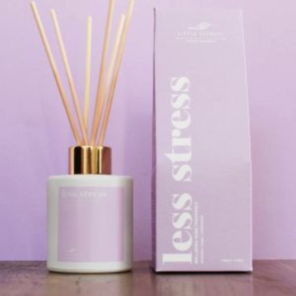 Σετ δώρου Less Stress: : Αρωματιστής χώρου & ενυδατικό κερί σόγιας με άρωμα λεβάντα