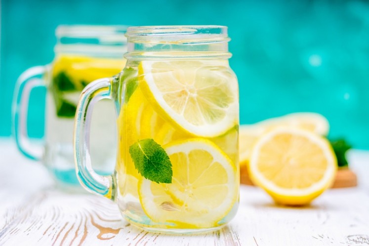 10 Οφέλη για την υγεία από το νερό με λεμόνι!